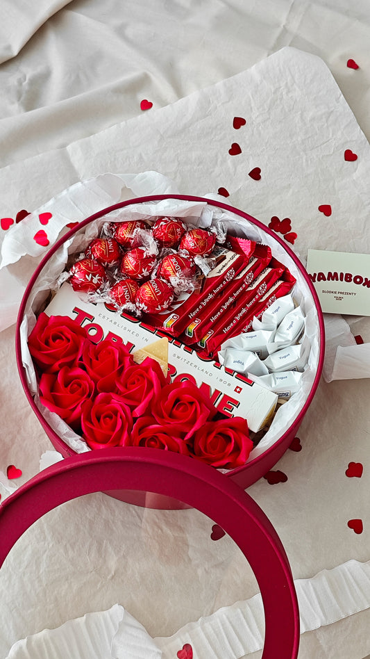 Box ze słodyczami Lindor, Toblerone, KitKat i różami mydlanymi