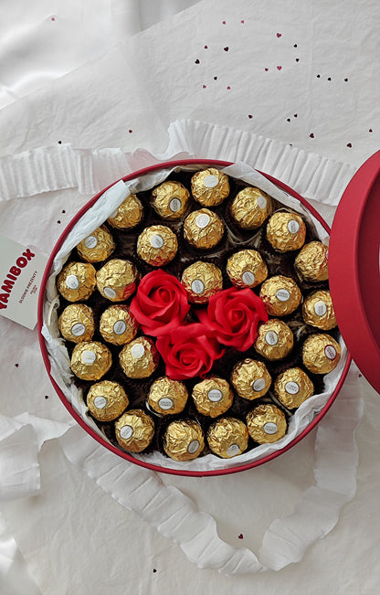 Box ze słodyczami Ferrero Rocher i różami mydlanymi