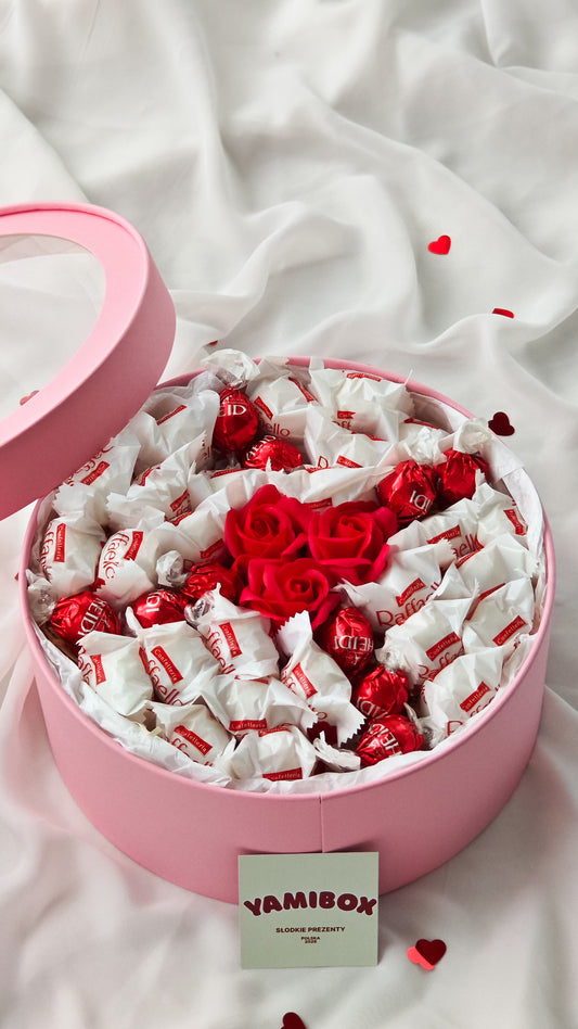 Box ze słodyczami Raffaello i różami mydlanymi