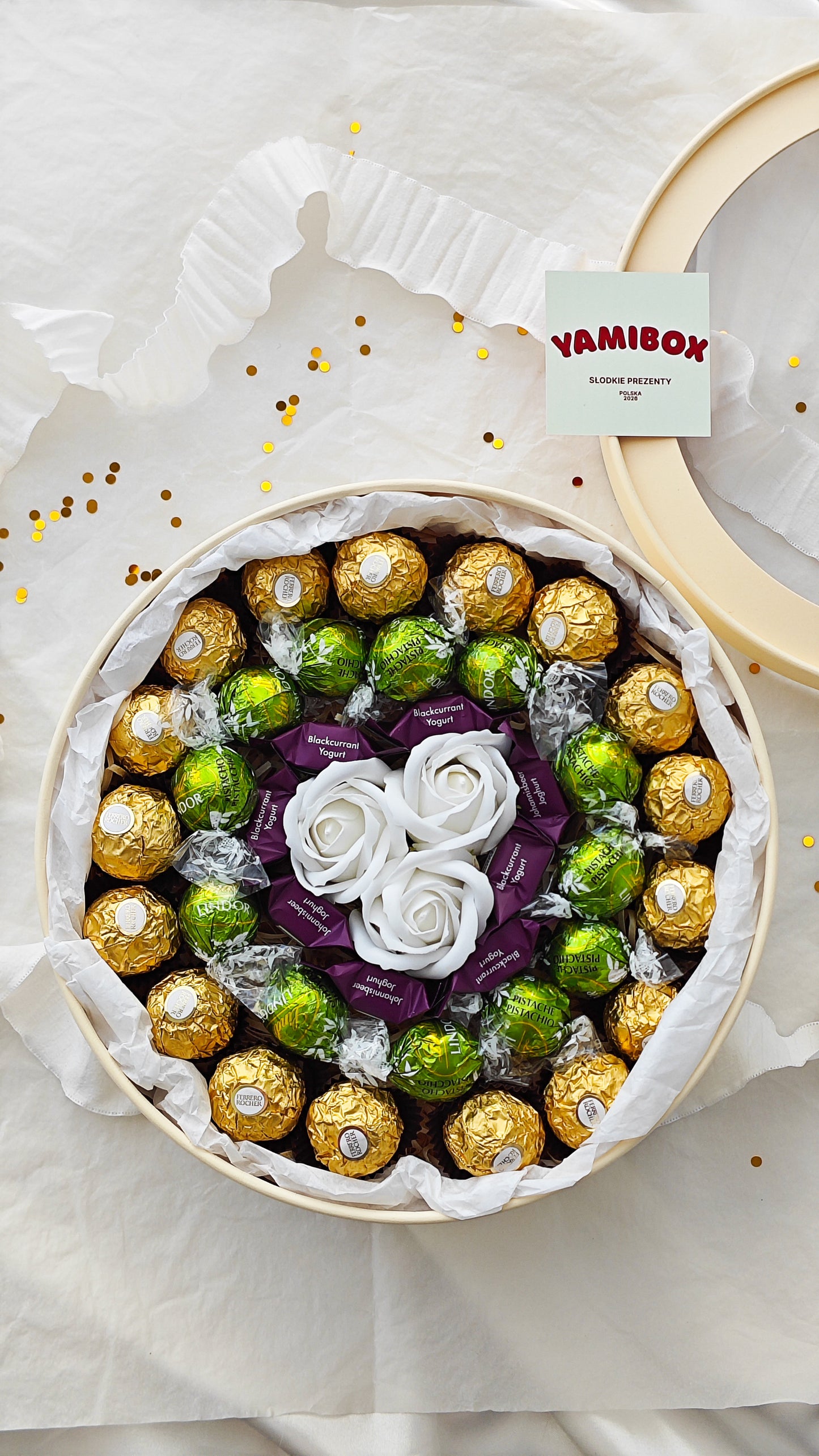 Box ze słodyczami Ferrero Rocher, Lindor, Ritter Sport i różami mydlanymi