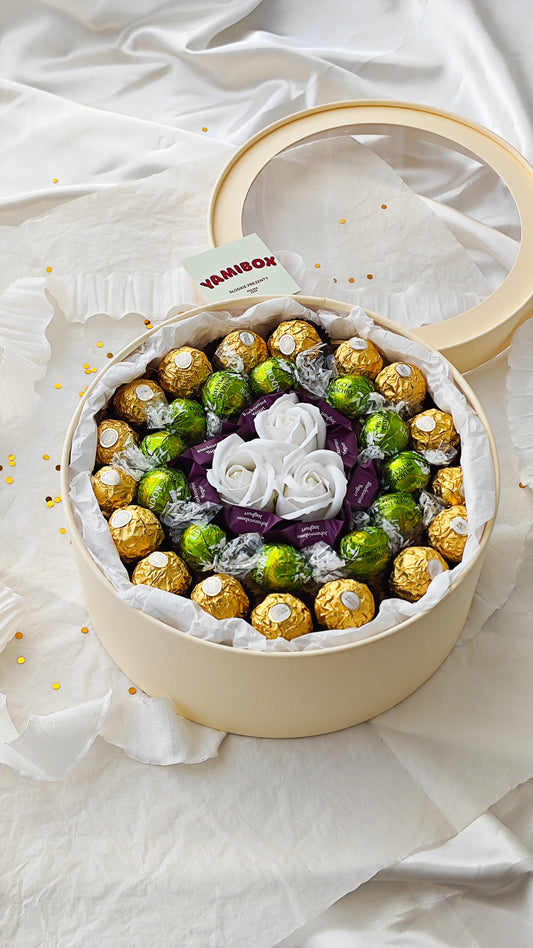 Box ze słodyczami Ferrero Rocher, Lindor, Ritter Sport i różami mydlanymi