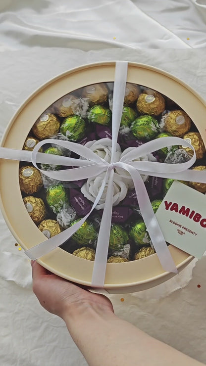 Box ze słodyczami Ferrero Rocher, Lindor, Ritter Sport i różami mydlanymi