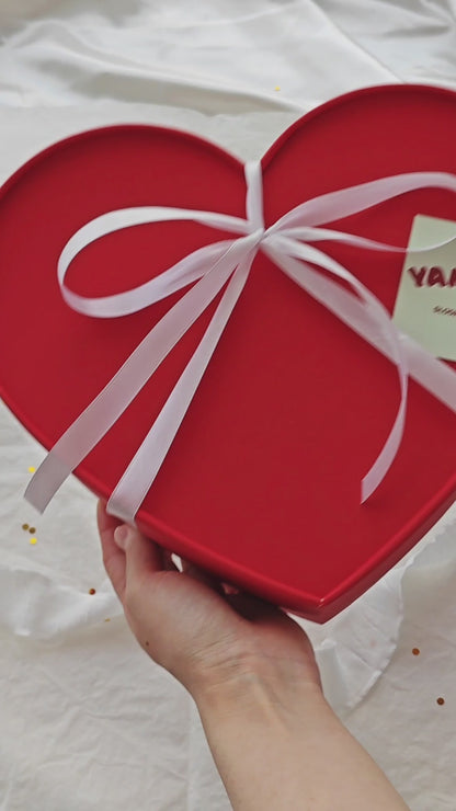 Box ze słodyczami Kinder i Lindor