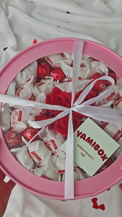 Box ze słodyczami Raffaello i różami mydlanymi